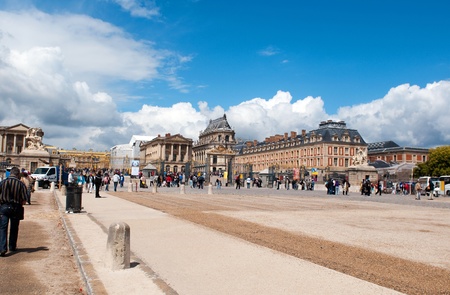 PARIS, FRANCE - MAY 27, 2011: Crowds of tourists visit the Palace of Versailles, a grand landmark near Paris on May 27, 2011, France.のeditorial素材
