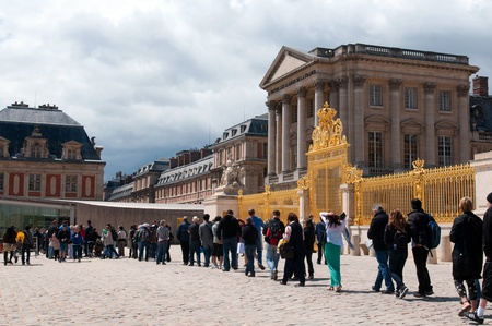 PARIS, FRANCE - MAY 27, 2011: Crowds of tourists visit the Palace of Versailles, a grand landmark near Paris on May 27, 2011, France.のeditorial素材