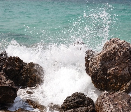 ocean waves crashing on the rocks. sinai bay.の写真素材