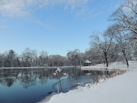 Sun reflection on lake on cold winter morningの写真素材