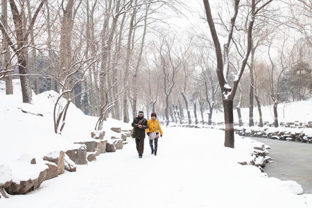 Pedestrians walking on snow-covered groundのeditorial素材