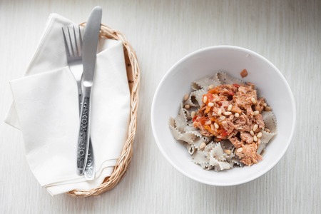 spaghetti with tuna, serving dishes
