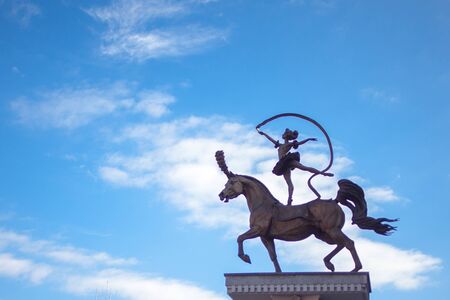 MINSK, BELARUS - SEPTEMBER 9, 2013: Sculptural group near the circus in Minsk, jongleursのeditorial素材