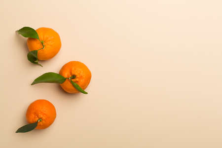 Flat lay with fresh tangerines on color background. top view.の写真素材