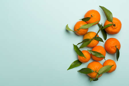 Flat lay with fresh tangerines on color background. top view.の写真素材