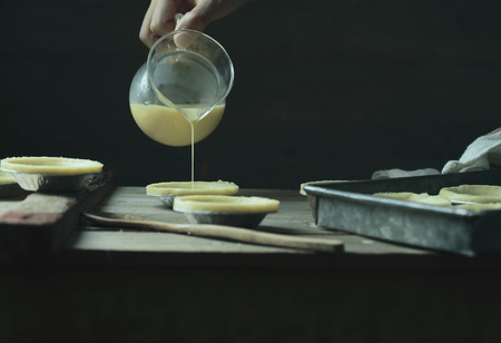 making egg tart