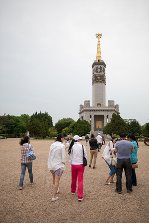 LUSHUN, CHINA - JUNE 10, 2012: Tourists at monument to Soviet soldiers in Lushun, russian name Port Arthur, is now a naval base in China. Here was the main epicenter of the Russian - Japanese War of 1904-1905.
のeditorial素材