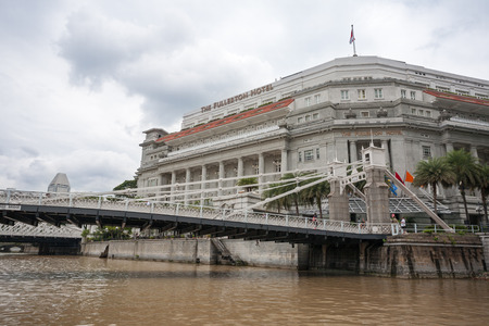 SINGAPORE - NOVEMBER 05, 2012: Pedestrian Cavenagh Bridge is the only suspension bridge,it is the oldest bridge in Singapore,in lower reaches of the Singapore River in the Downtown. Opened in 1869.のeditorial素材