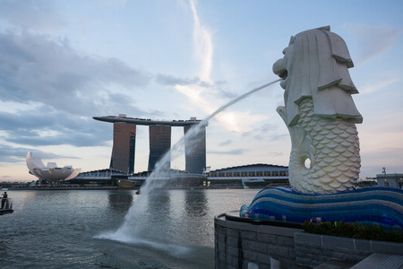 SINGAPORE - NOVEMBER 07, 2012: Fountain-statue of the Merlion and hotel Marina Bay Sands in Singapore on the sunset. They are symbols, and the most famous landmarks in Singapore.のeditorial素材