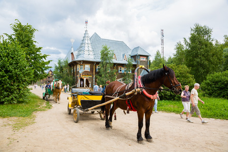VERHNIE MANDROGI, RUSSIA - CIRCA JUNE, 2016: Old-fashioned carriage in the russian tourist center Verhnie Mandrogi. Center serves tourists and cruise the passenger ships by the river Svir.のeditorial素材
