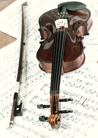 Old violin on tableの写真素材