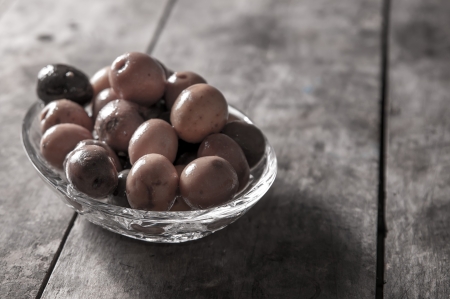 black and green olives on table, close upの写真素材