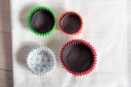 Empty cups for cupcakes on kitchen tableの写真素材