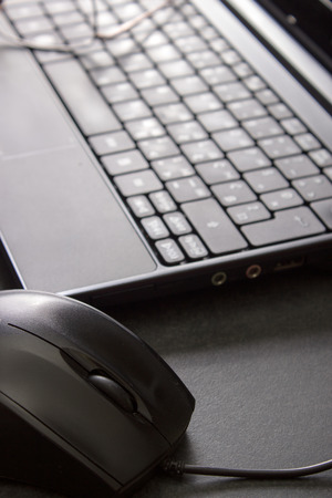 computer mouse next to a laptop and glasses, close upの写真素材