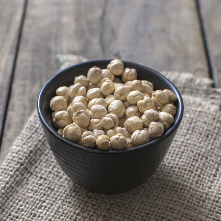 dried white chickpeas in bowl, close upの写真素材