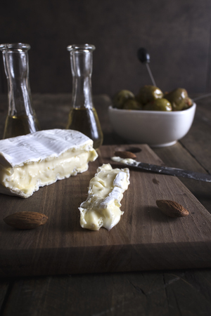 Brie Cheese And Olives in close upの写真素材