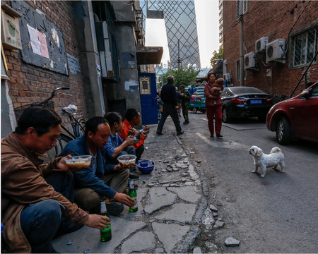migrant workers eating beside roadのeditorial素材