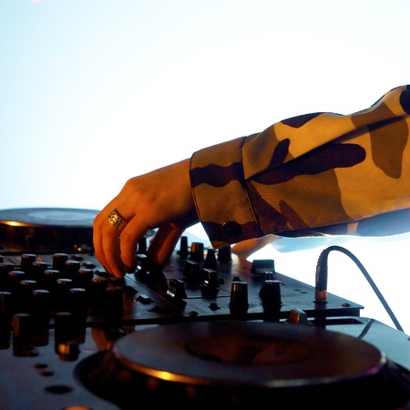 scratch battle of dj playing on CD