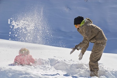 Mom with the child tyuey igrayut in the snow