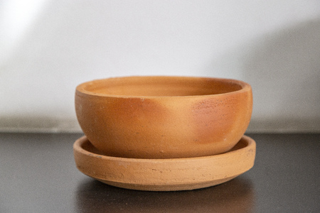 Empty brown clay flower pot on  the tableの写真素材