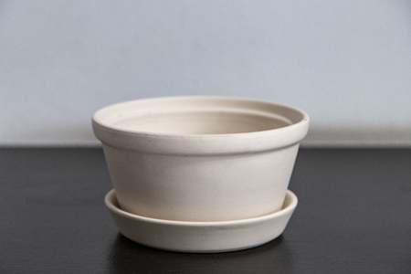 Empty white clay flower pot on  the tableの写真素材