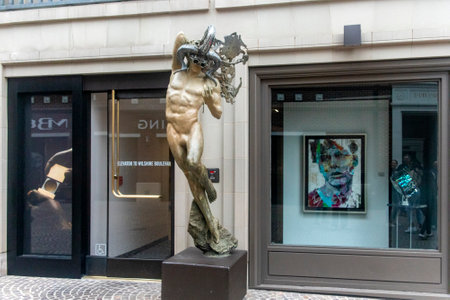 Los Angeles, United States of America; January 15, 2023: Beautiful sculpture of the famous luxury and brand stores on the street of Rodeo Drive, in the town of Beverly Hills.のeditorial素材