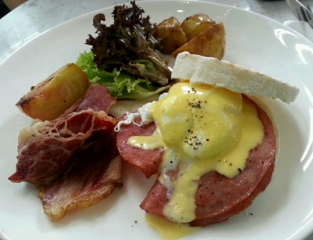 White american muffin, pouch egg with ham and bacon の素材