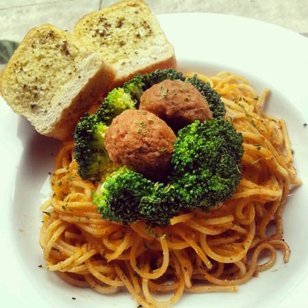 Red Sauce Spaghetti served with Meatballs, Broccoli and Garlic Breadの素材