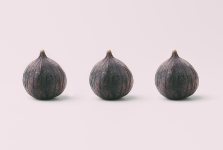 fresh figs in rowの写真素材