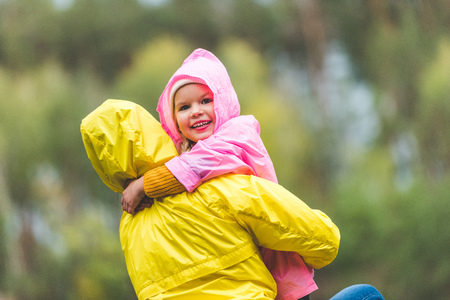 mother holding little daughterの写真素材