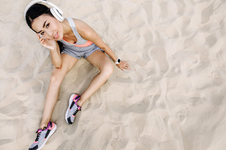 woman listening music with headphonesの写真素材