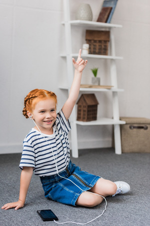 little girl listening musicの写真素材