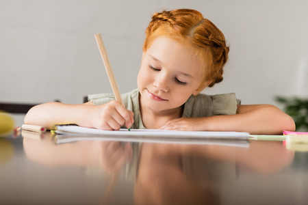 little girl drawingの写真素材