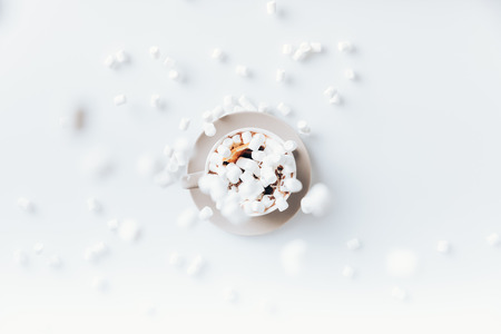 top view of aromatic hot cacao with falling marshmallows in cup, isolated on white の写真素材