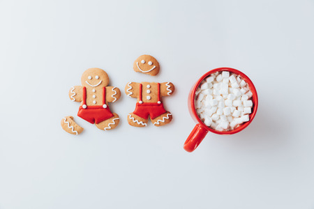 top view of Gingerbread men and cup of hot cacao with marshmallows, isolated on white  の写真素材