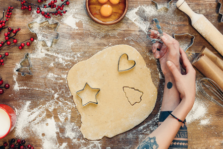 couple cooking gingerbread cookiesの写真素材