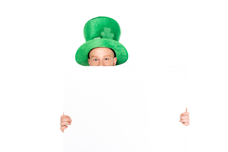 leprechaun in green suit holding blank placardの写真素材