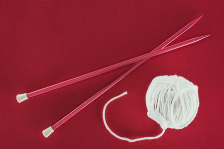 white wool ball and knitting needlesの写真素材