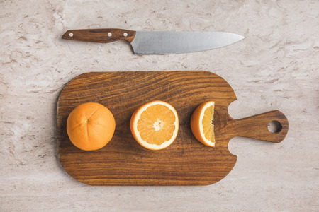 top view of ripe oranges on cutting board の写真素材
