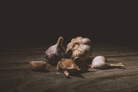 close-up view of raw healthy organic  garlic cloves on rustic wooden table  の写真素材