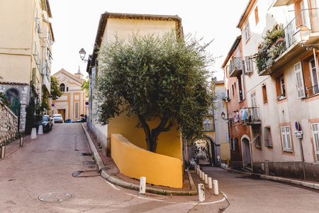 NICE, FRANCE - 17 SEPTEMBER 2017: split street at old european townのeditorial素材