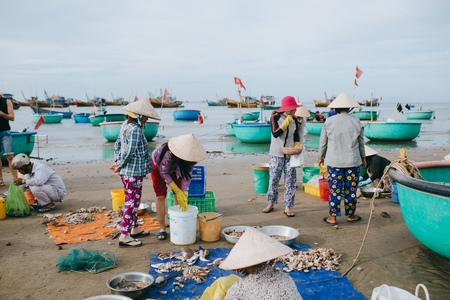 MUI NE, VIETNAM - 03 JANUARY, 2018: vietnamese fishermen with seafood on sandy beach at Mui Ne, Vietnamのeditorial素材