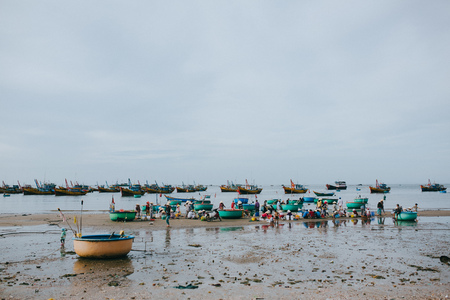 MUI NE, VIETNAM - 03 JANUARY, 2018: vietnamese fishermen with seafood on sandy beach at Mui Ne, Vietnamのeditorial素材