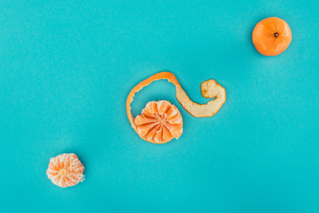 flat lay with arranged ripe tangerines isolated on blueの写真素材