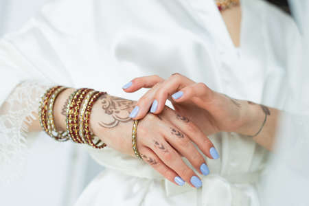 cropped view of indian bride with mehndi on hands wearing braceletsの写真素材