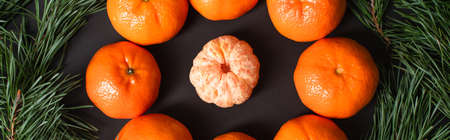 flat lay with ripe tangerines near golden christmas balls near fir branches, bannerの写真素材