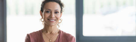 Positive african american businesswoman looking at camera in office, bannerの写真素材