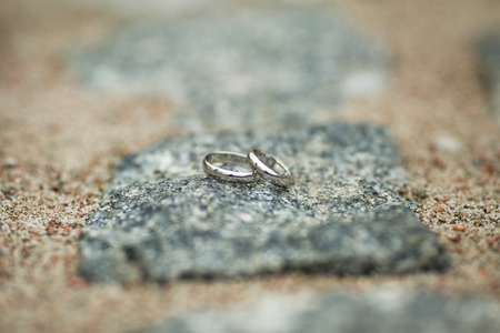 Photo wedding rings on stoneの写真素材