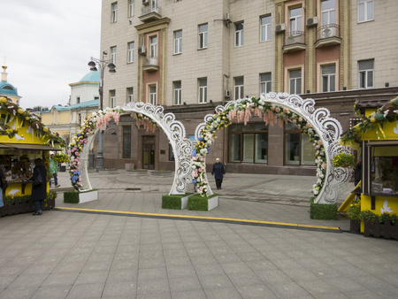 Moscow, Russia - April 28, 2016: Decorations for Easter Day. Flower arcs.のeditorial素材