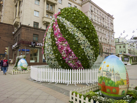 Moscow, Russia - April 28, 2016: Decorations for Easter Day. Big flower and painted eggs.のeditorial素材